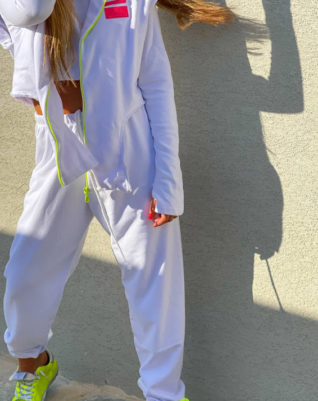 טיילור בסט לבן שלג