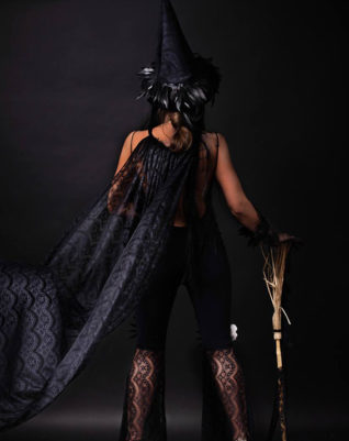 מטאטא מעוטר בתחרה- תחפושת מכשפה