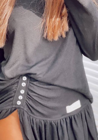 חולצה בייסיק וי שחורה