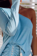 חולצה בייסיק כתף אחת- תכלת ג׳ינס