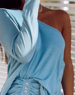 חולצה בייסיק כתף אחת- תכלת ג׳ינס