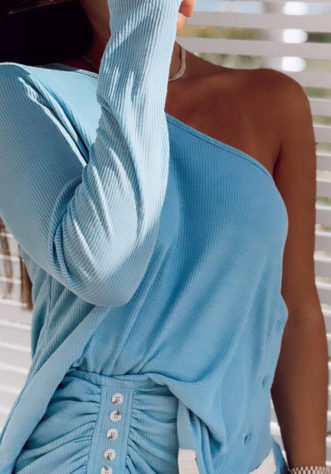 חולצה בייסיק כתף אחת- תכלת ג׳ינס