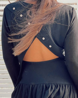 חולצה בייסיק וי שחורה