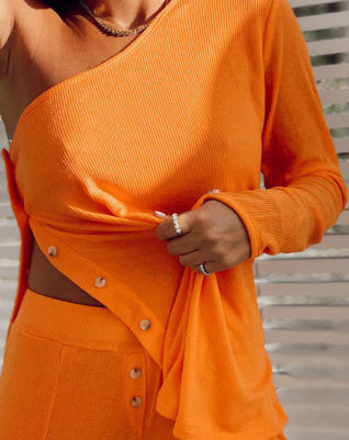 חולצה בייסיק כתף אחת- כתומה