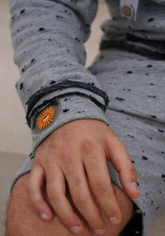 קפוצון קרעים אפור שחור גבר