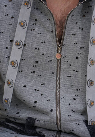 קפוצון קרעים אפור שחור גבר